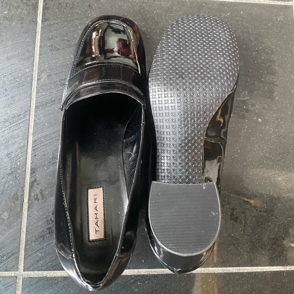 Tahari black patent leather pumps